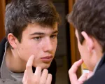 Nguyên nhân gây ra mụn trứng cá và làm cách nào để điều trị nó?