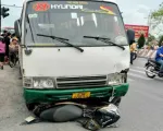 Xe khách tông loạt xe máy dừng đèn đỏ, nhiều người thương vong