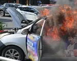 Hà Nội: Đang đi trên đường, xe taxi bất ngờ bốc cháy dữ dội