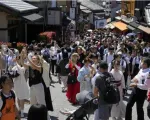 Nhật Bản đặt mục tiêu tăng gấp đôi lượng khách du lịch nước ngoài