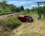 Ô tô con bị tàu hỏa tông văng, tài xế kẹt trong cabin