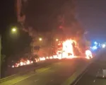 Cháy xe bồn chở xăng dầu trên cao tốc Hà Nội - Hải Phòng, tài xế được đưa đi cấp cứu