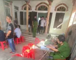 Nghi án chồng khóa cửa đâm chết vợ rồi tự sát