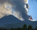 Núi lửa Etna ở Italy hoạt động mạnh trở lại, phun dung nham nóng đỏ và tro bụi khắp bầu trời