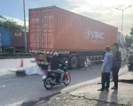 2 thiếu niên đi xe máy điện tử vong khi va chạm với container