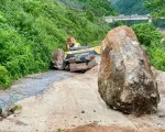 Tảng đá lớn lăn từ trên núi xuống đè tử vong người lái máy xúc
