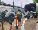 Ấm áp tình quân - dân giữa cơn bão lũ