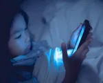 Mỗi phút tiếp xúc ánh sáng xanh phá hủy hàng triệu tế bào nhãn cầu