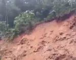 Cao Bằng: 2 xe ô tô, một số xe máy bị rơi xuống khe suối sâu và bị lũ cuốn trôi