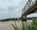 Sập cầu Phong Châu (Phú Thọ), nhiều phương tiện rơi xuống sông
