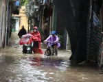 Hà Nội ùn tắc kéo dài, nước ngập sâu một số tuyến phố sau trận mưa lớn đêm 9/9