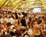 Hàng nghìn người tham dự lễ hội bia Oktoberfest lớn nhất thế giới