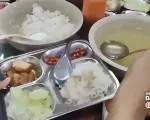 Sinh viên ĐH Bách Khoa Hà Nội phải ăn cơm canh thừa bữa trước, nhiều dị vật bất thường