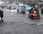 TP Hồ Chí Minh: Mưa lớn, sấm sét dữ dội, nhiều tuyến đường ngập sâu