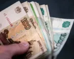 Đồng Ruble Nga chạm đáy 11 tháng so với USD và Nhân dân tệ