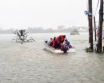 Mang tài sản đi tránh lũ, người đàn ông ở Quảng Bình bị lật thuyền mất tích