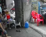 Xe tải húc gãy trụ đèn giao thông, tông nhiều xe máy