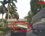 Nguy hiểm xe container chở hàng hóa rơi xuống đường