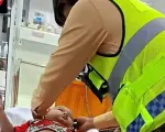 CSGT mở đường cho xe cấp cứu chở cháu bé sốt co giật đến bệnh viện