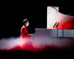 Isaac khoe tài đàn piano trên sân khấu, thú nhận thiếu kinh nghiệm tình yêu