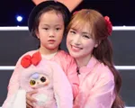 Ca sĩ Hoà Minzy gặp con gái nuôi tại Gala Việc tử tế Tết 2025