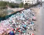 Hà Nội: Xúc xích, bánh kẹo, trà sữa ""chất núi"" ngoài bãi rác ở La Phù