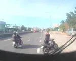 Nhóm đối tượng vô cớ ném đá vào cửa kính, hành hung tài xế xe buýt