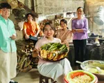 'Nhà gia tiên' vượt 200 tỷ, đoàn phim tri ân khán giả hơn 1.000 chiếc bánh xèo