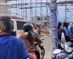 Sập giàn giáo công trình cổng chào thôn, 5 người bị thương