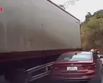 Vào cua trên đường trơn trượt, xe đầu kéo hất văng xe con ra vệ đường