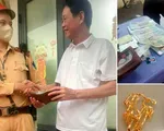 CSGT Hà Nội trả lại ví có 5 chỉ vàng và hàng chục triệu đồng cho người dân đánh rơi