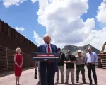 Đánh dấu 100 ngày nắm quyền, ông Trump ký sắc lệnh lập danh sách "thành phố trú ẩn"