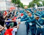 Nhân dân cùng lực lượng diễu binh, diễu hành vui niềm vui ngày hội non sông