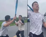Bắt khẩn cấp tài xế xe bán tải dùng gậy bóng chày đánh người sau va chạm giao thông