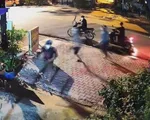 Mang hung khí phá quán ăn vì mâu thuẫn, 2 đối tượng bị tạm giữ