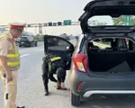 Hai cán bộ công an kịp thời hỗ trợ người dân gặp sự cố trên cao tốc dịp nghỉ lễ