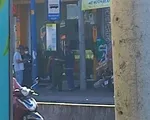Cướp tiệm vàng giữa ban ngày ở TP Hồ Chí Minh, nghi phạm dùng búa đập tủ kính
