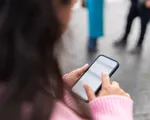 Người dùng smartphone có nên sử dụng miếng dán màn hình chống nhìn trộm?