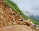 Đá lăn đè trúng máy xúc khiến một công nhân tử vong