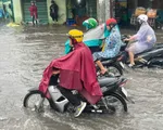 Mưa lớn sáng 10/5, nhiều tuyến đường TP Hồ Chí Minh ngập nặng
