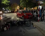 Ô tô tông liên hoàn 6 xe máy ở Hà Nội, tài xế nghi say xỉn