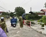 Bình Dương: Mưa lớn gây sập tường rào công ty, trụ điện gãy đổ