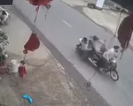 Xe máy lao từ trong ngõ ra đâm xe khác, 2 người rơi xuống đường
