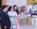 Thủ tướng Việt Nam, Thái Lan tham quan trưng bày ảnh và các sản phẩm thủ công mỹ nghệ