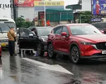 Hà Nội: Tai nạn liên hoàn giữa 3 ô tô trên cầu vượt Trần Duy Hưng - Nguyễn Chí Thanh