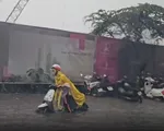 Hà Nội mưa xối xả suốt nhiều giờ, cảnh báo ngập úng nhiều tuyến phố