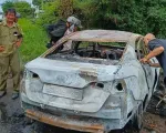 Xe ô tô bốc cháy trơ khung sắt khi đang lưu thông