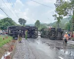Lâm Đồng: Mưa lớn, xe đầu kéo lật ngang gây ách tắc Quốc lộ 20