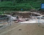 Lào Cai: Mưa lũ cuốn trôi cầu tạm