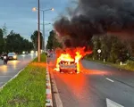 Xe ô tô đang lưu thông bỗng nhiên bốc cháy